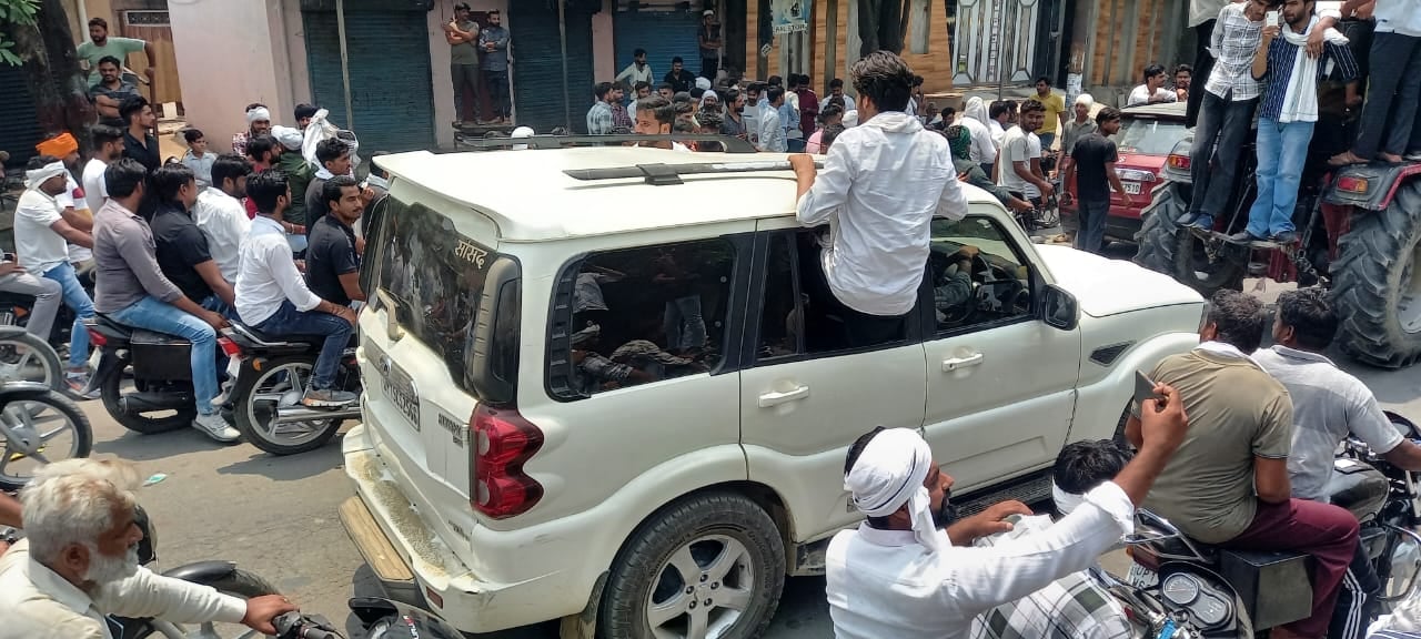 नकुड़ में एचआईटी कालेज के पास यात्रा रोकने को तैनात किया गया पुलिस बल