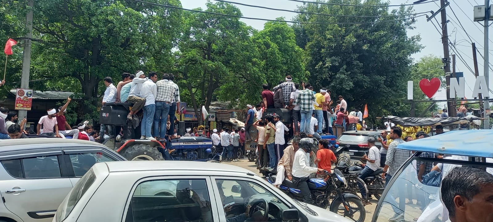 नकुड़ में एचआईटी कालेज के पास यात्रा रोकने को तैनात किया गया पुलिस बल