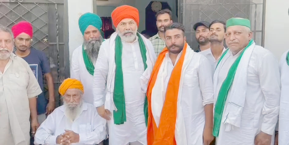 पलिया के बंशीनगर गांव में परिजन से बात करते किसान नेता राकेश टिकैत।