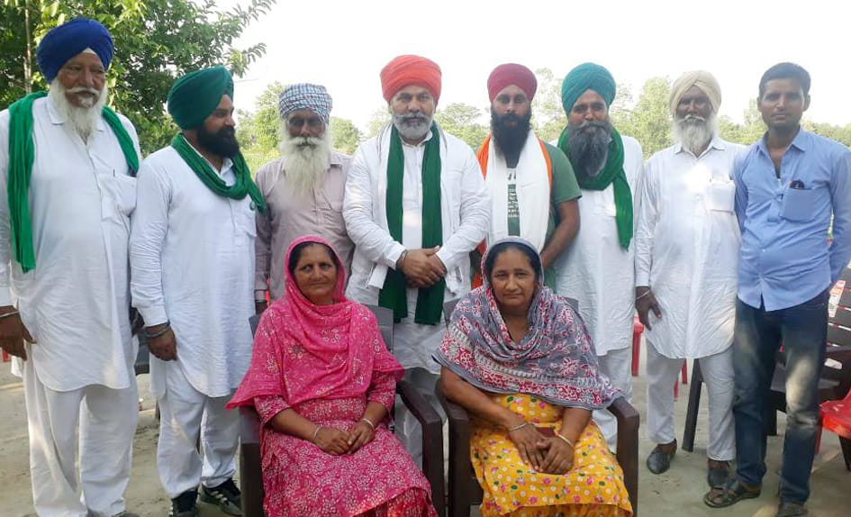 पलिया के बंशीनगर गांव में परिजन से बात करते किसान नेता राकेश टिकैत।
