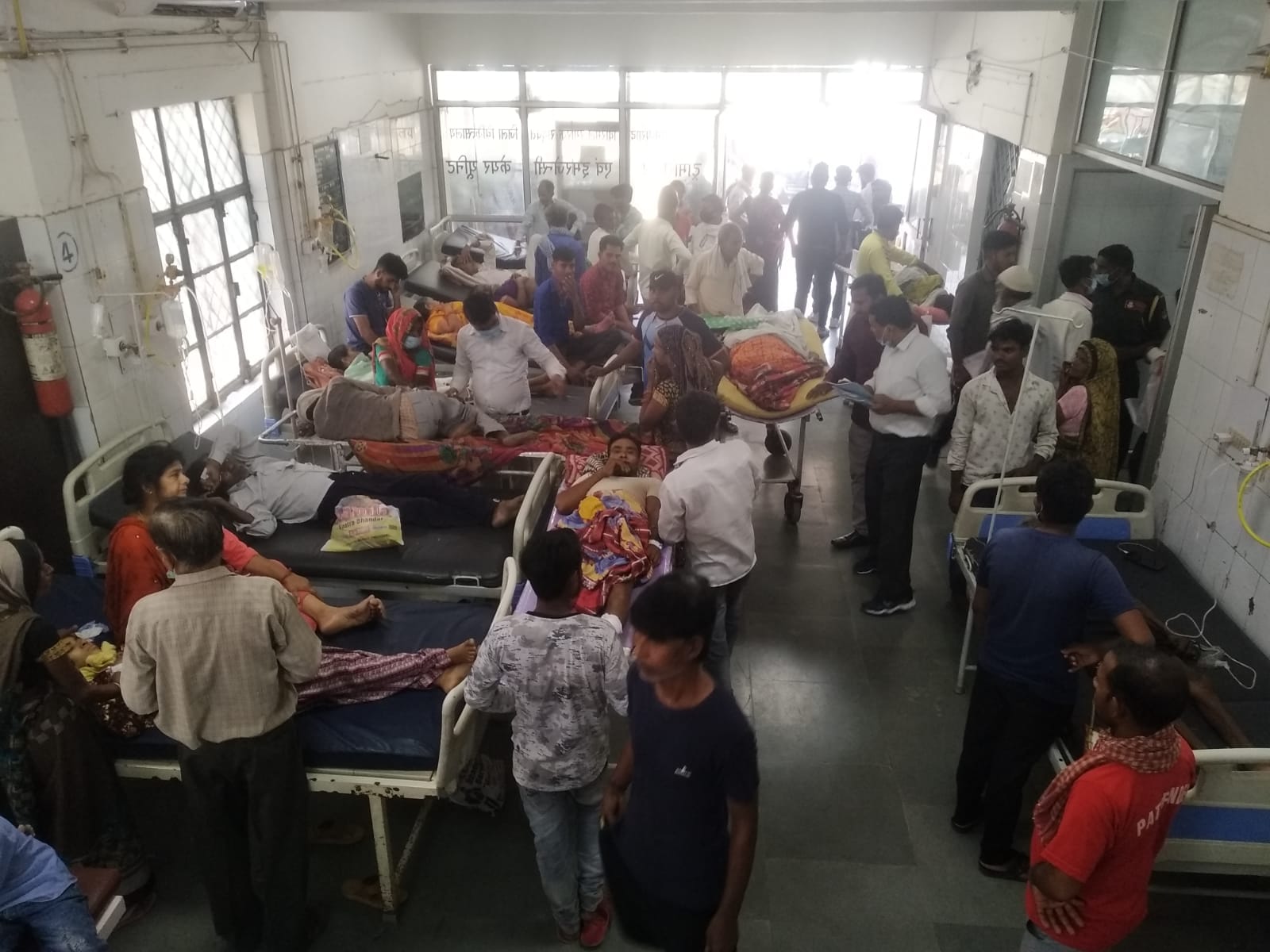 राजकीय मेडिकल कॉलेज की ओपीडी में पर्चा बनवाने को लगी लंबी लाइन। संवाद