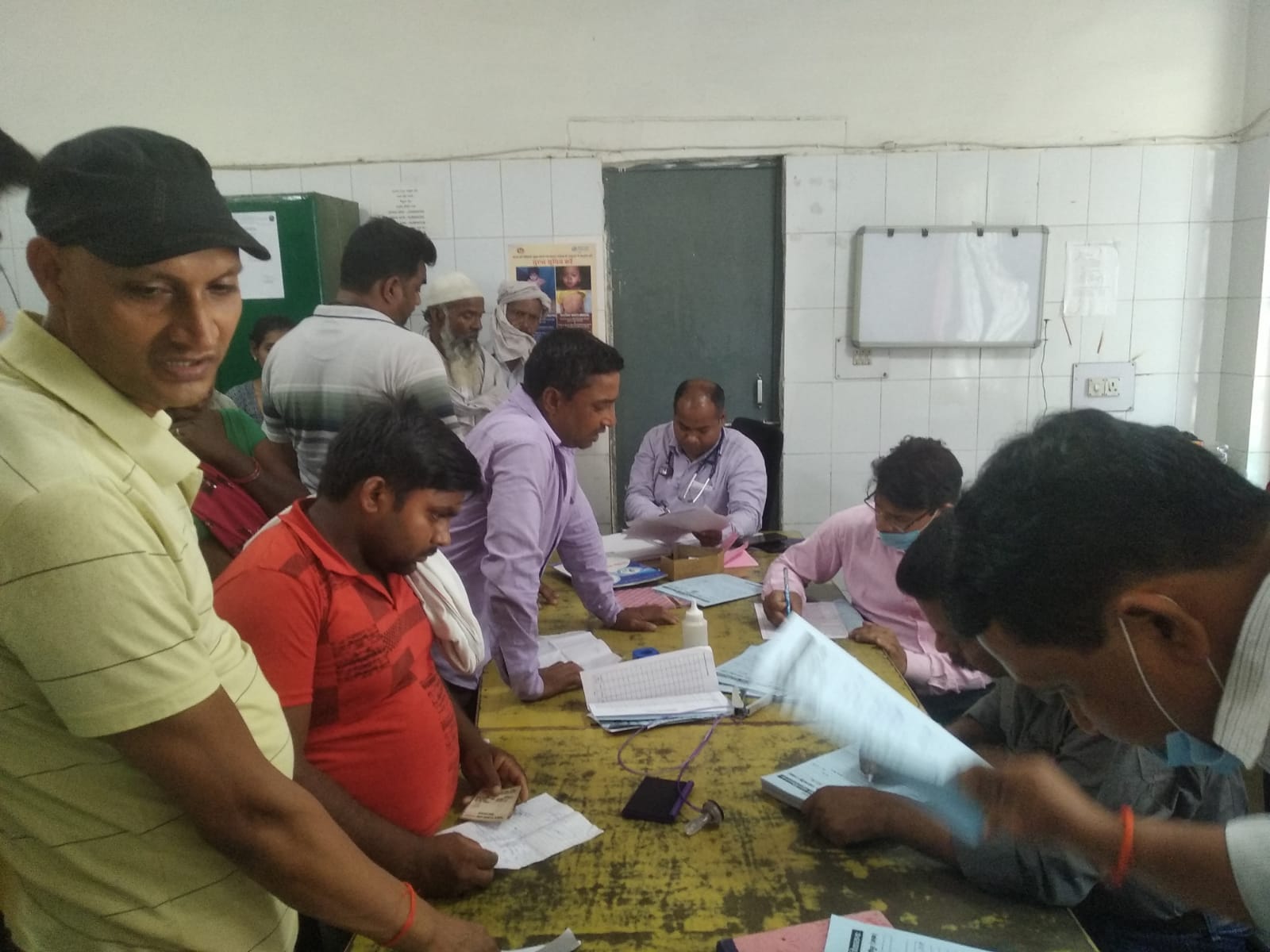 राजकीय मेडिकल कॉलेज की ओपीडी में पर्चा बनवाने को लगी लंबी लाइन। संवाद