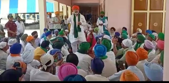 तिकुनिया कांड मामले में आरोपी रहे गुरविंदर सिंह के परिजनों को सांत्वना देते राकेश सिंह टिकैत तिकुनिया कांड मामले में आरोपी रहे गुरविंदर सिंह के परिजनों को सांत्वना देते राकेश सिंह टिकैत