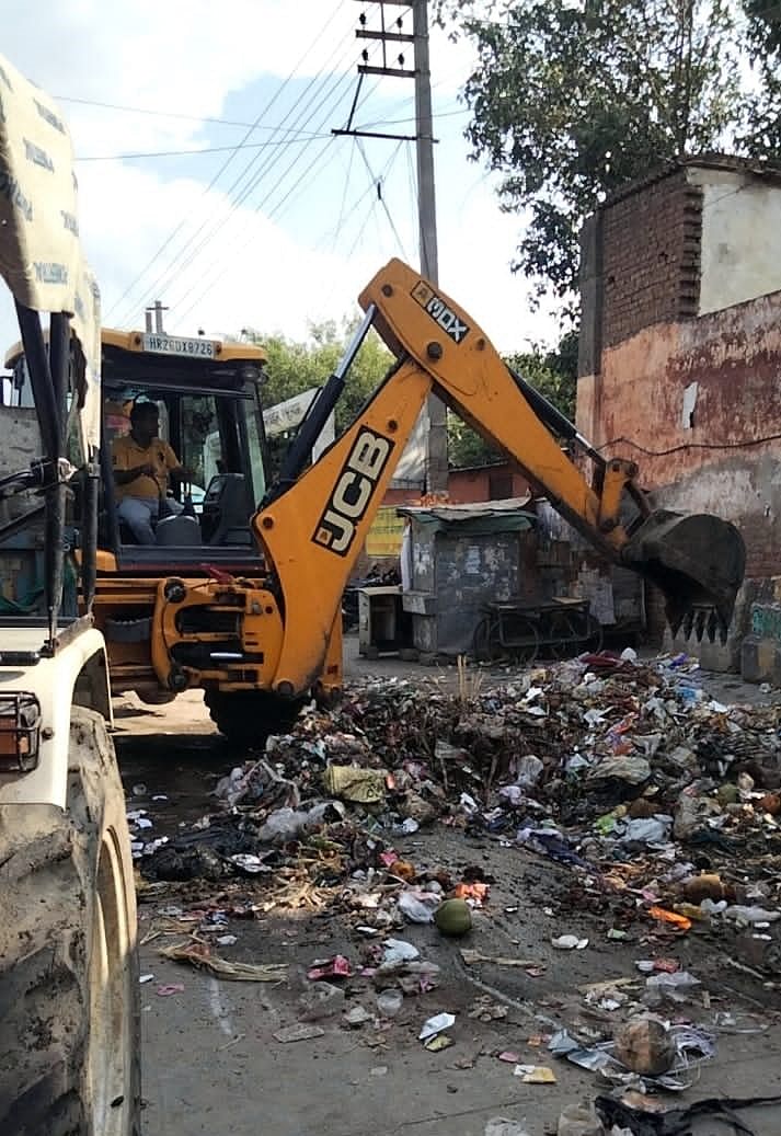 10 दिन बाद मदनपुरी क्षेत्र में कूड़े का उठान करवाते नगर निगम अधिकारी