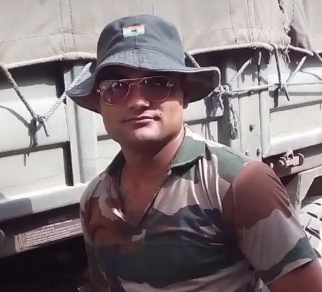 30जेएनडी30-शहीद पवन को सलामी देती जवानों की टुकड़ी। संवाद