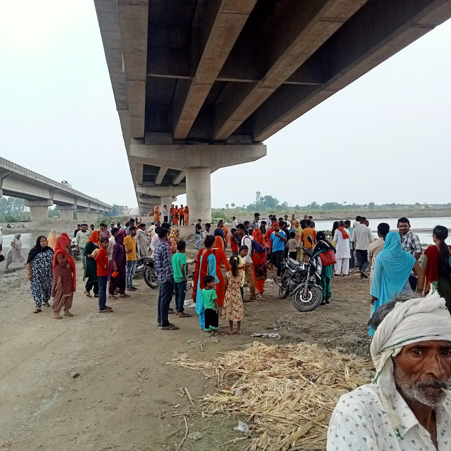 बिडौली में दशहरे के दूसरे दिन यमुना में स्नान करने आए डूबे बालक को पानी से बाहर निकालते गोताखोर बिडौली में दशहरे के दूसरे दिन यमुना में स्नान करने आए डूबे बालक को पानी से बाहर निकालते गोताखोर