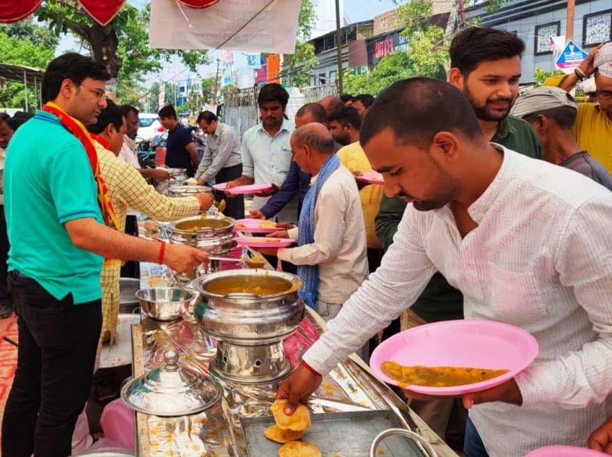 कंपनी बाग मंदिर पर ज्येष्ठ मंगलवार पर सजी झांकी। कंपनी बाग मंदिर पर ज्येष्ठ मंगलवार पर सजी झांकी।