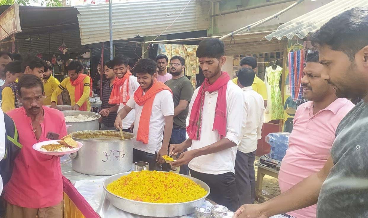 कंपनी बाग मंदिर पर ज्येष्ठ मंगलवार पर सजी झांकी। कंपनी बाग मंदिर पर ज्येष्ठ मंगलवार पर सजी झांकी।