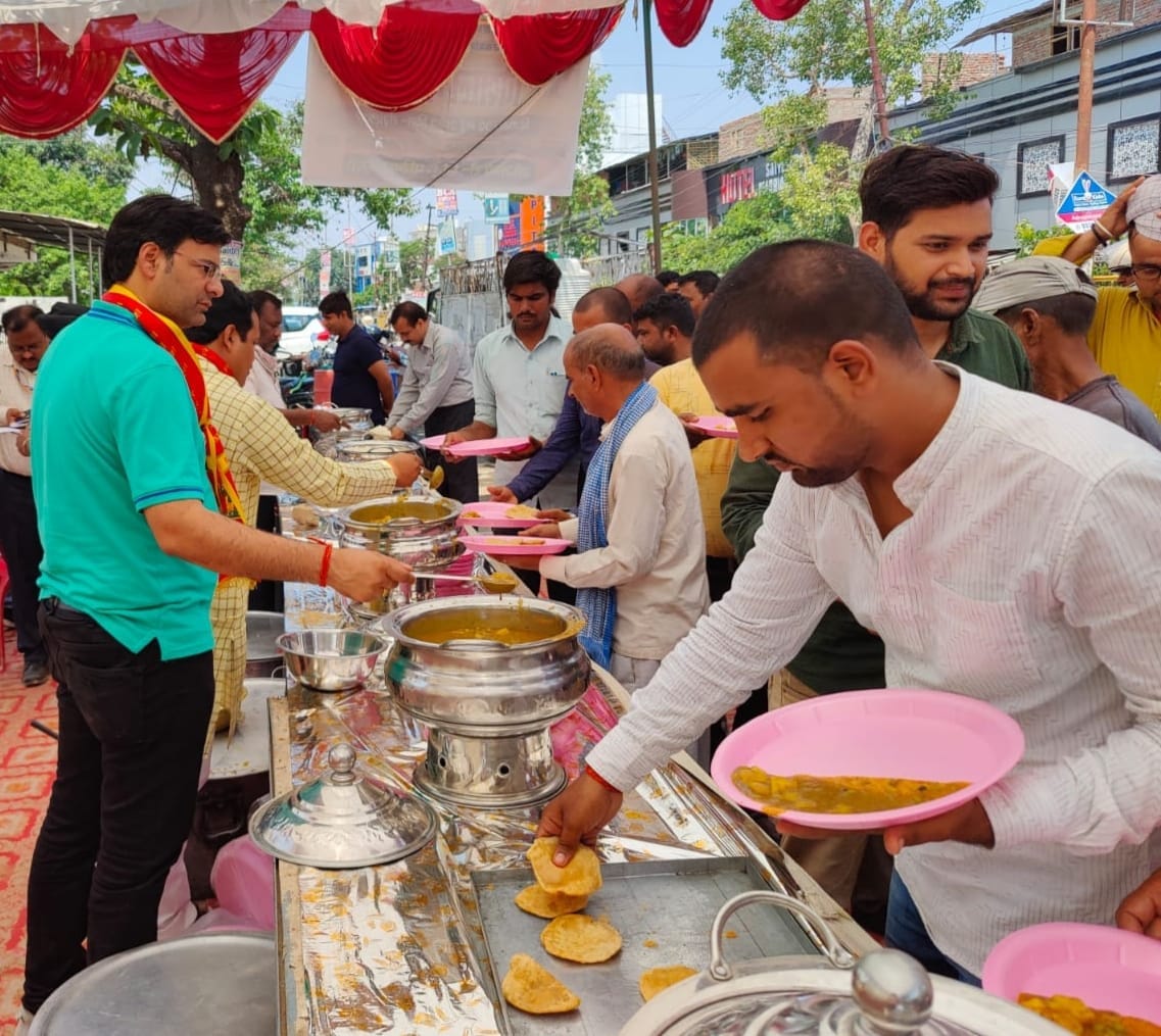 कंपनी बाग मंदिर पर ज्येष्ठ मंगलवार पर सजी झांकी। कंपनी बाग मंदिर पर ज्येष्ठ मंगलवार पर सजी झांकी।
