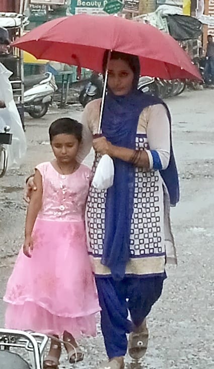 शामली माजरा रोड पर बारिश के बाद पानी भरने के बाद गुजरते बाइक सवार शामली माजरा रोड पर बारिश के बाद पानी भरने के बाद गुजरते बाइक सवार