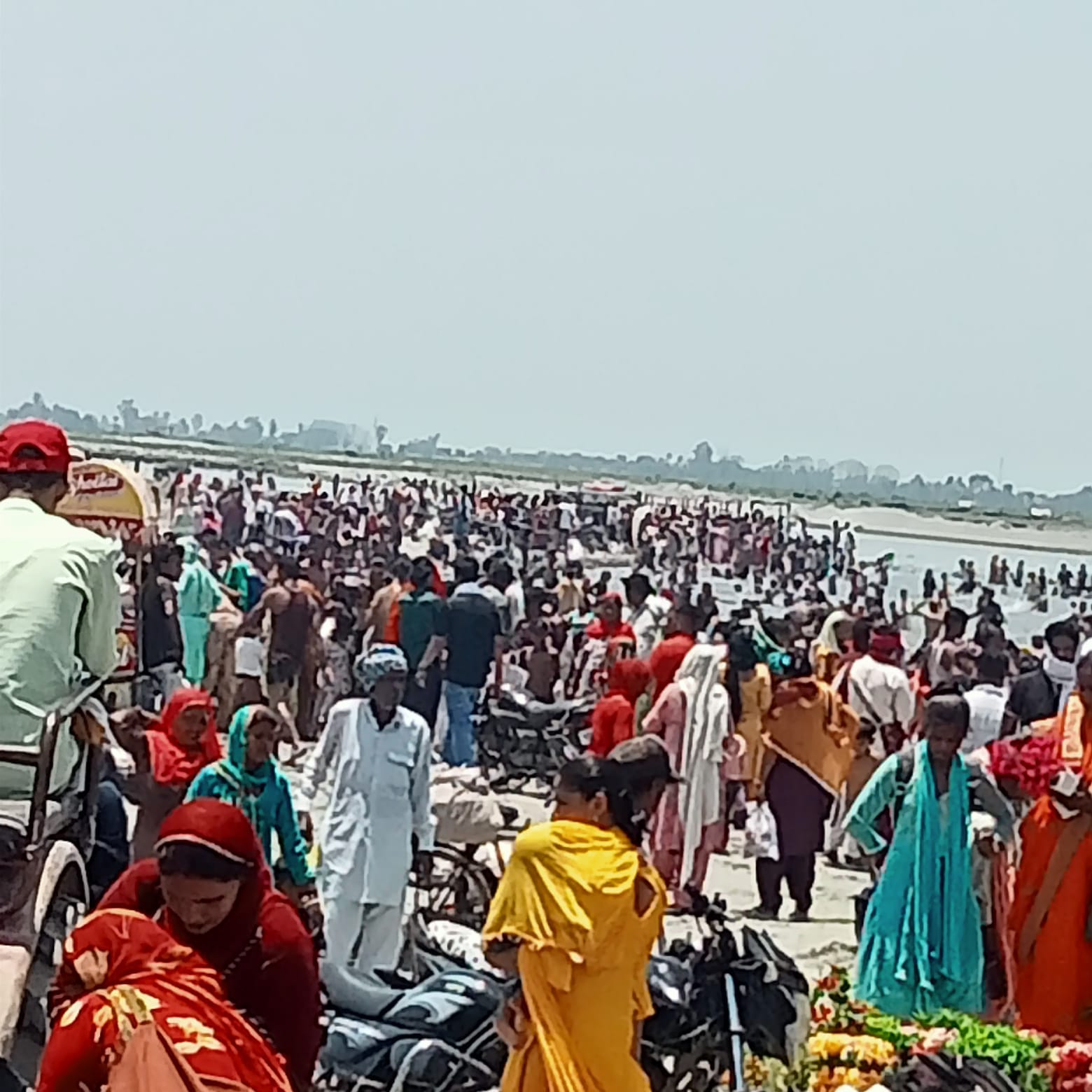ऊन--तहसील कार्यालय पर गंगा दशहरे के  अवसर पर हनुमान जी महाराज का पूजन करते पूर्व मंत्री सुरेश र