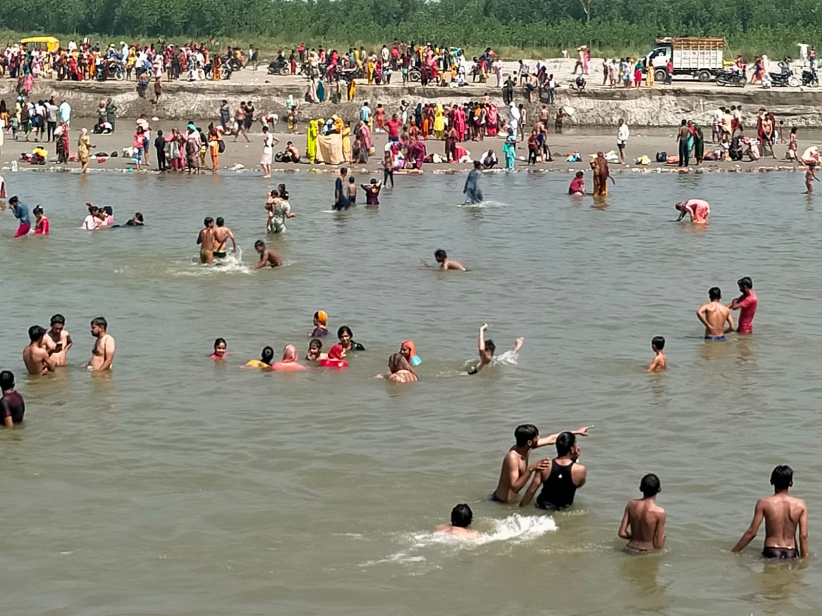 ऊन--तहसील कार्यालय पर गंगा दशहरे के  अवसर पर हनुमान जी महाराज का पूजन करते पूर्व मंत्री सुरेश र