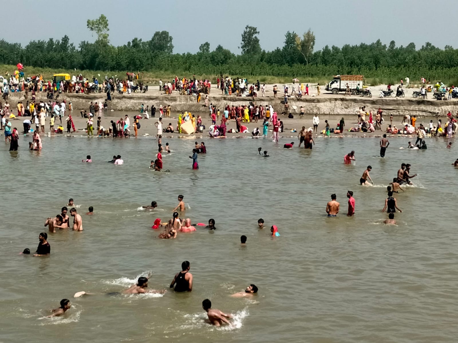 ऊन--तहसील कार्यालय पर गंगा दशहरे के  अवसर पर हनुमान जी महाराज का पूजन करते पूर्व मंत्री सुरेश र