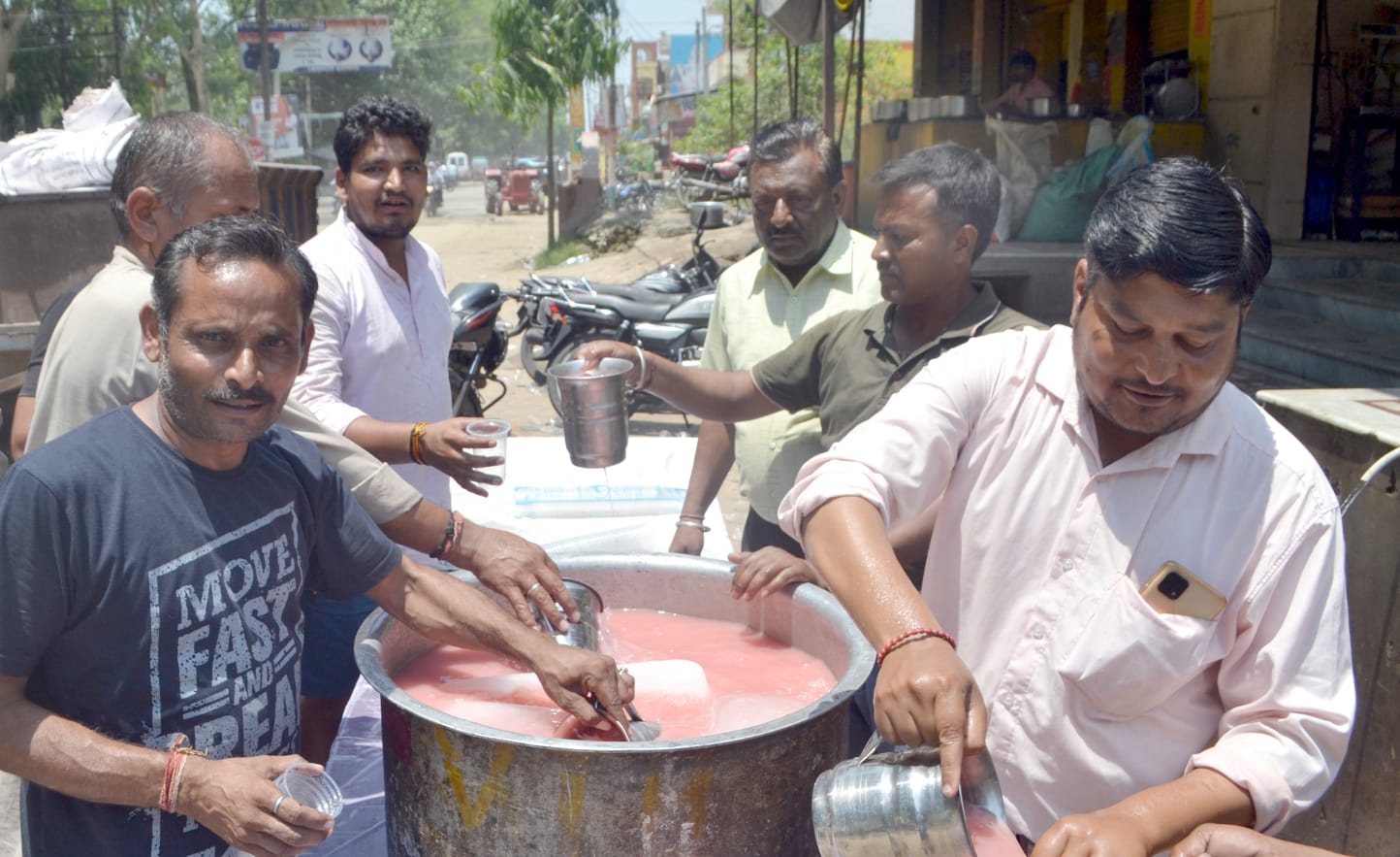 ऊन--तहसील कार्यालय पर गंगा दशहरे के  अवसर पर हनुमान जी महाराज का पूजन करते पूर्व मंत्री सुरेश र