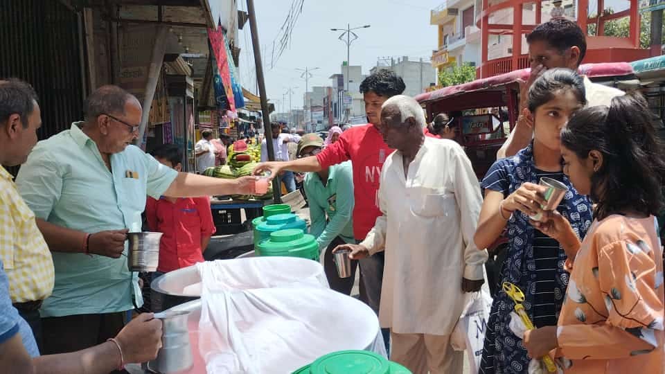 ऊन--तहसील कार्यालय पर गंगा दशहरे के  अवसर पर हनुमान जी महाराज का पूजन करते पूर्व मंत्री सुरेश र