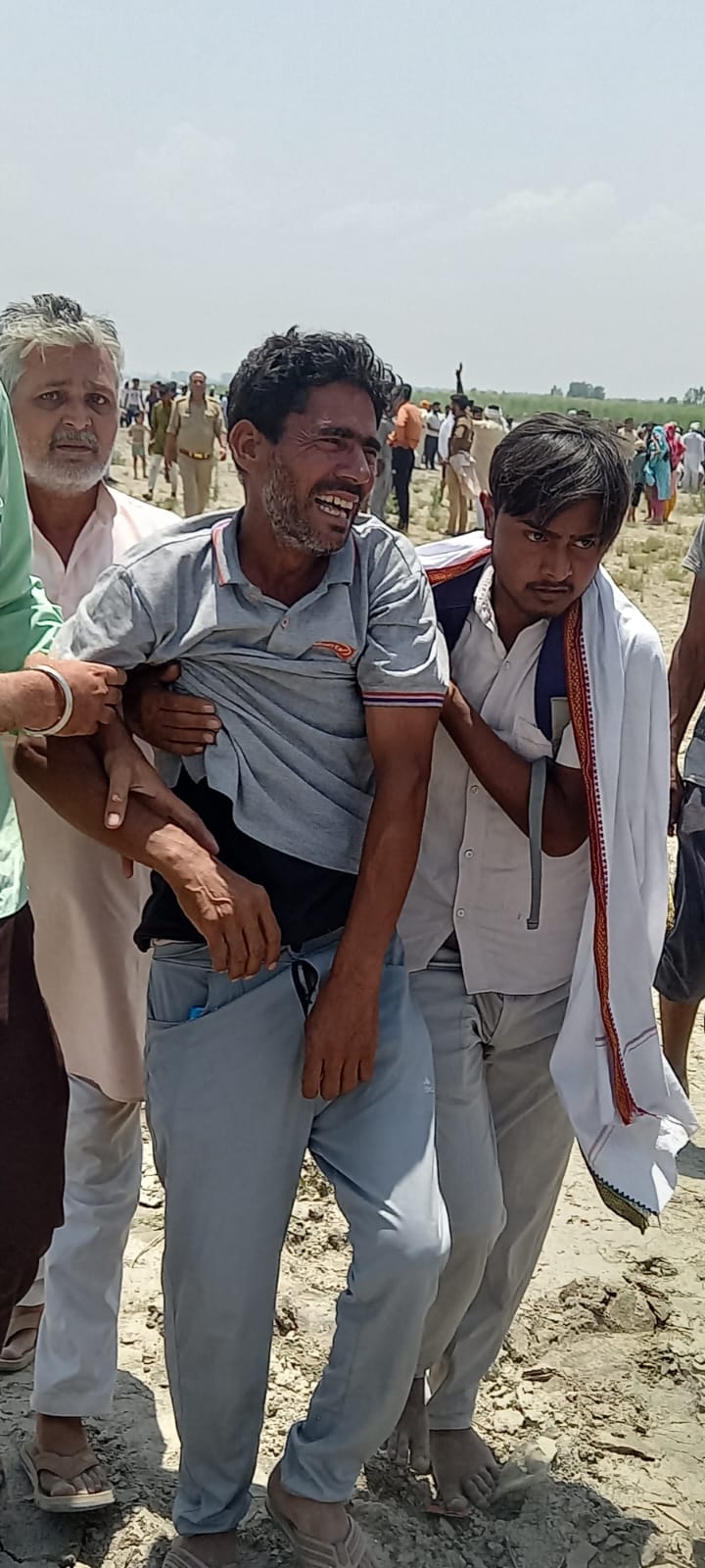 यमुना नदी से किशोर को बाहर निकाल कर लाते ग्रामीण यमुना नदी से किशोर को बाहर निकाल कर लाते ग्रामीण