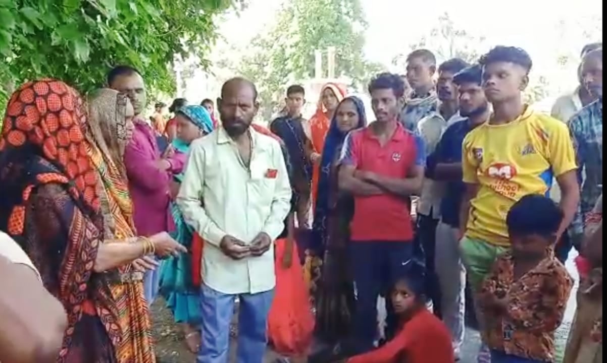 अलीगंज लखीमपुर मार्ग पर खाई में खड़ी बस। अलीगंज लखीमपुर मार्ग पर खाई में खड़ी बस।