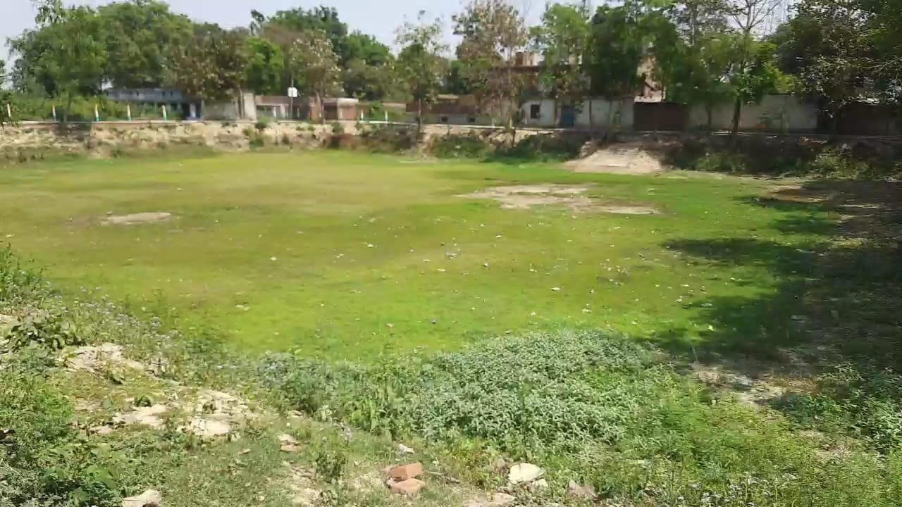 गिंहा में सूखा पड़ा अमृत सरोवर