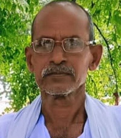 पोस्टमार्टम हाउस पर मौजूद मृतक फुलवारी के परिजन। संवाद