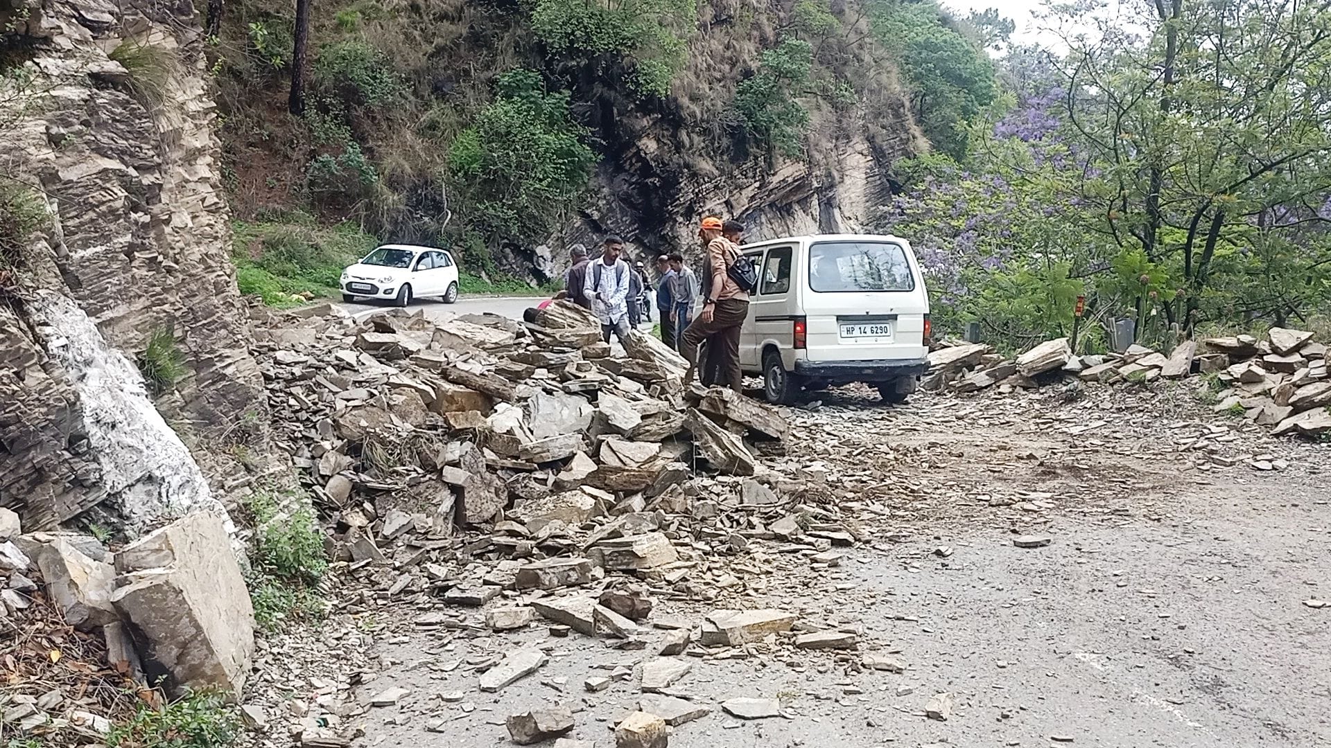 सोलन-बड़ोग मार्ग पर पंचपरमेश्वर के समीप पत्थरों को हटाते लोग। संवाद सोलन-बड़ोग मार्ग पर पंचपरमेश्वर के समीप पत्थरों को हटाते लोग। संवाद