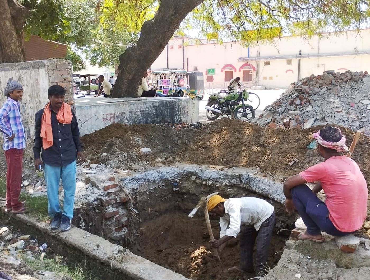 झानी में रेलवे  स्टेशन परिसर का निरीक्षण करते केंद्रीय राज्यमंत्री बीएल वर्मा। संवाद