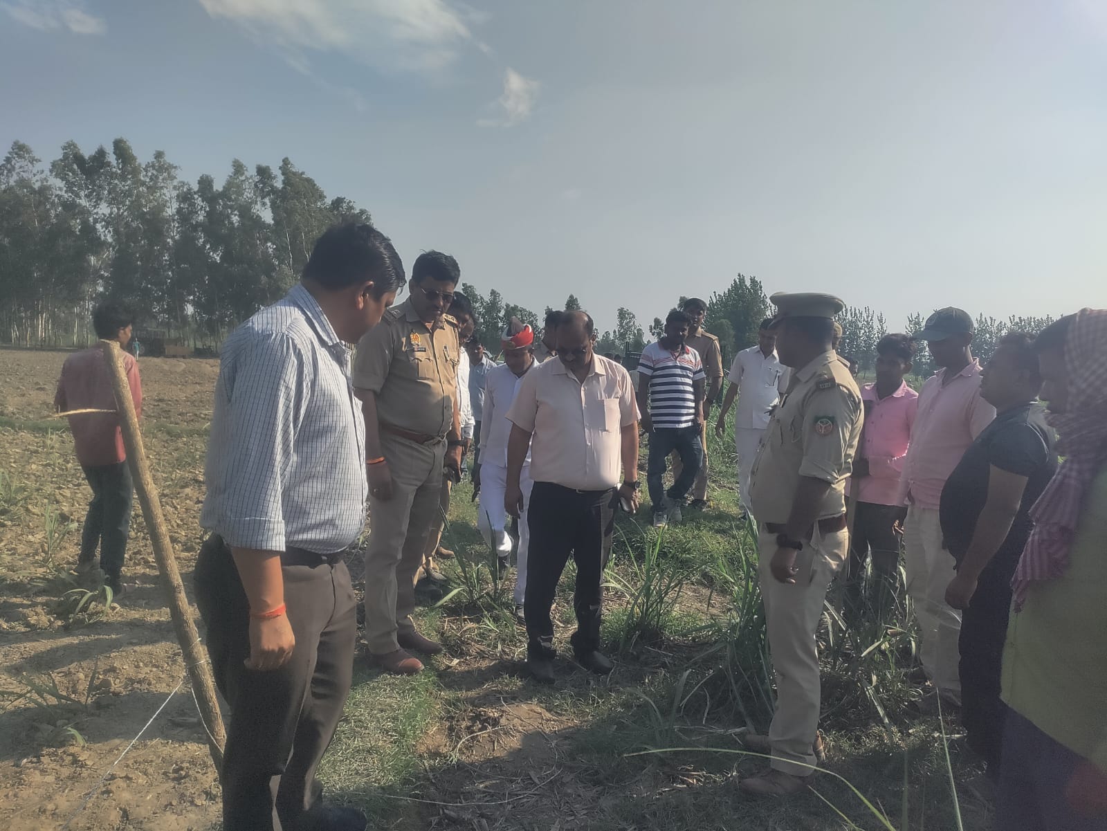 निगरानी के लिए कैमरा लगाती वन विभाग की टीम। संवाद निगरानी के लिए कैमरा लगाती वन विभाग की टीम। संवाद