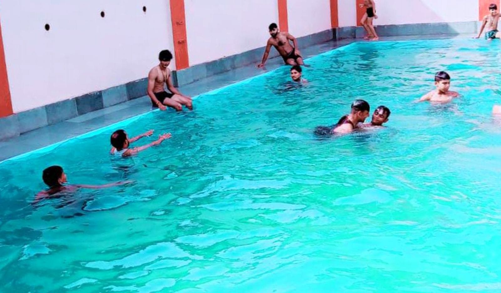 शहर में स्थित स्विमिंग पूल में नहाते लोग। संवाद