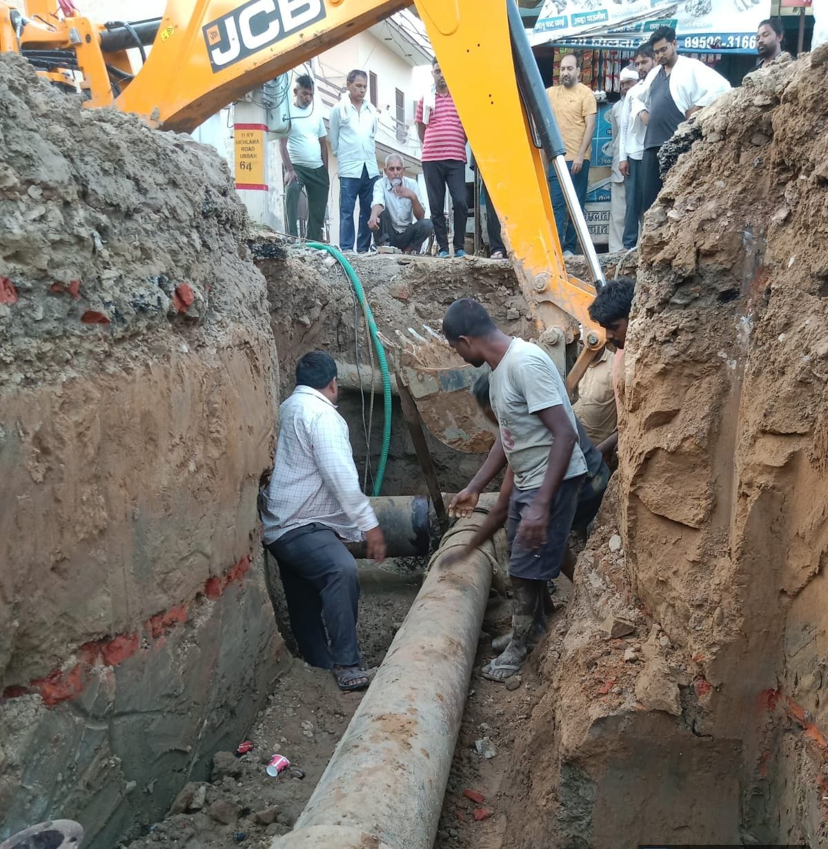 फोटो 43. सेक्टर-23 के पास महलाना रोड पर पेयजल लाइन को ठीक करते कर्मचारी। संवाद फोटो 43. सेक्टर-23 के पास महलाना रोड पर पेयजल लाइन को ठीक करते कर्मचारी। संवाद