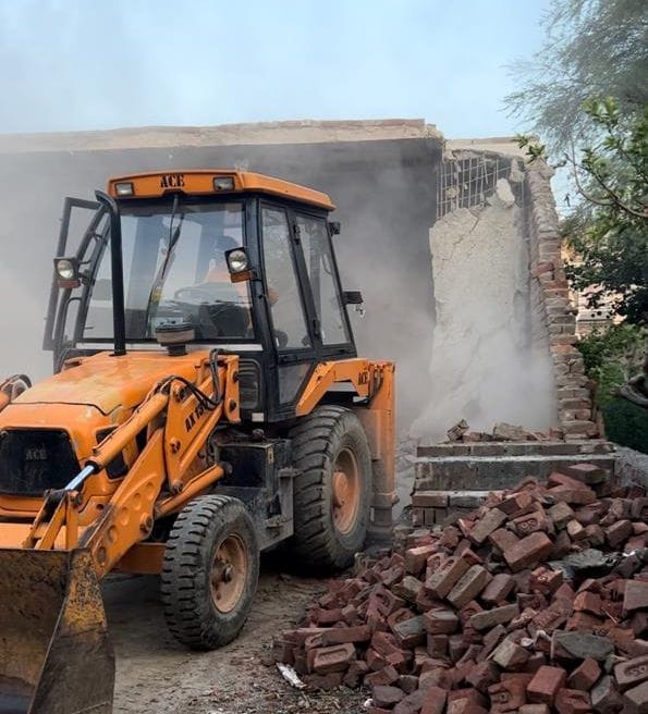 फोटो 47. मुरथल के पास राष्ट्रीय राजमार्ग के साथ निगम की जमीन से निर्माण गिराता बुलडोजर।