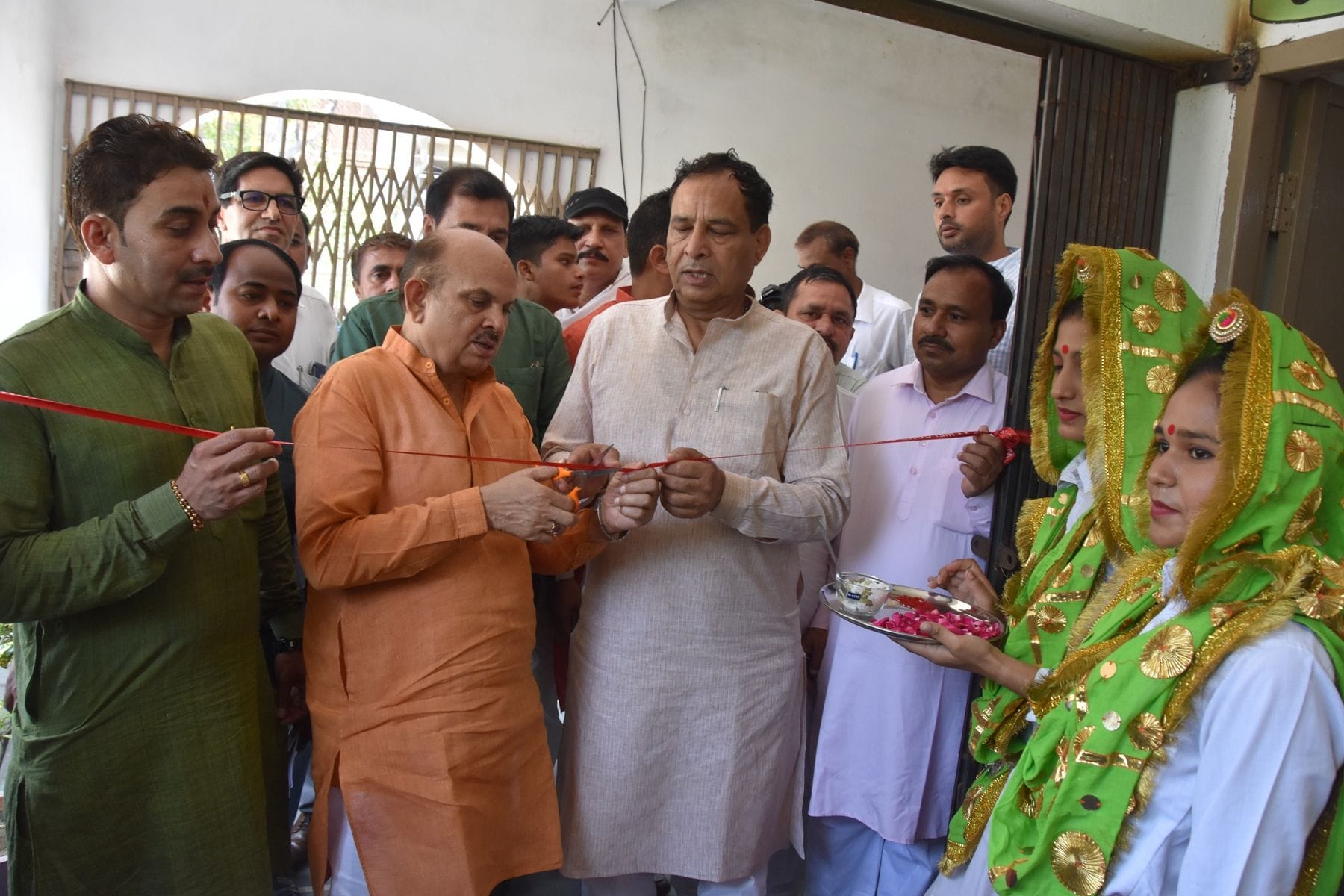 फोटो 48- राई क्षेत्र में दौरे के दौरान राजकीय विद्यालय में प्रयोगशाला का रिबन काटकर उद्घाटन करत फोटो 48- राई क्षेत्र में दौरे के दौरान राजकीय विद्यालय में प्रयोगशाला का रिबन काटकर उद्घाटन करत