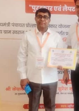 लखनऊ में आयोजित कार्यक्रम में सम्मानित चांदपुर के गांव केलनपुर व सैंदवार के प्रधान। लखनऊ में आयोजित कार्यक्रम में सम्मानित चांदपुर के गांव केलनपुर व सैंदवार के प्रधान।