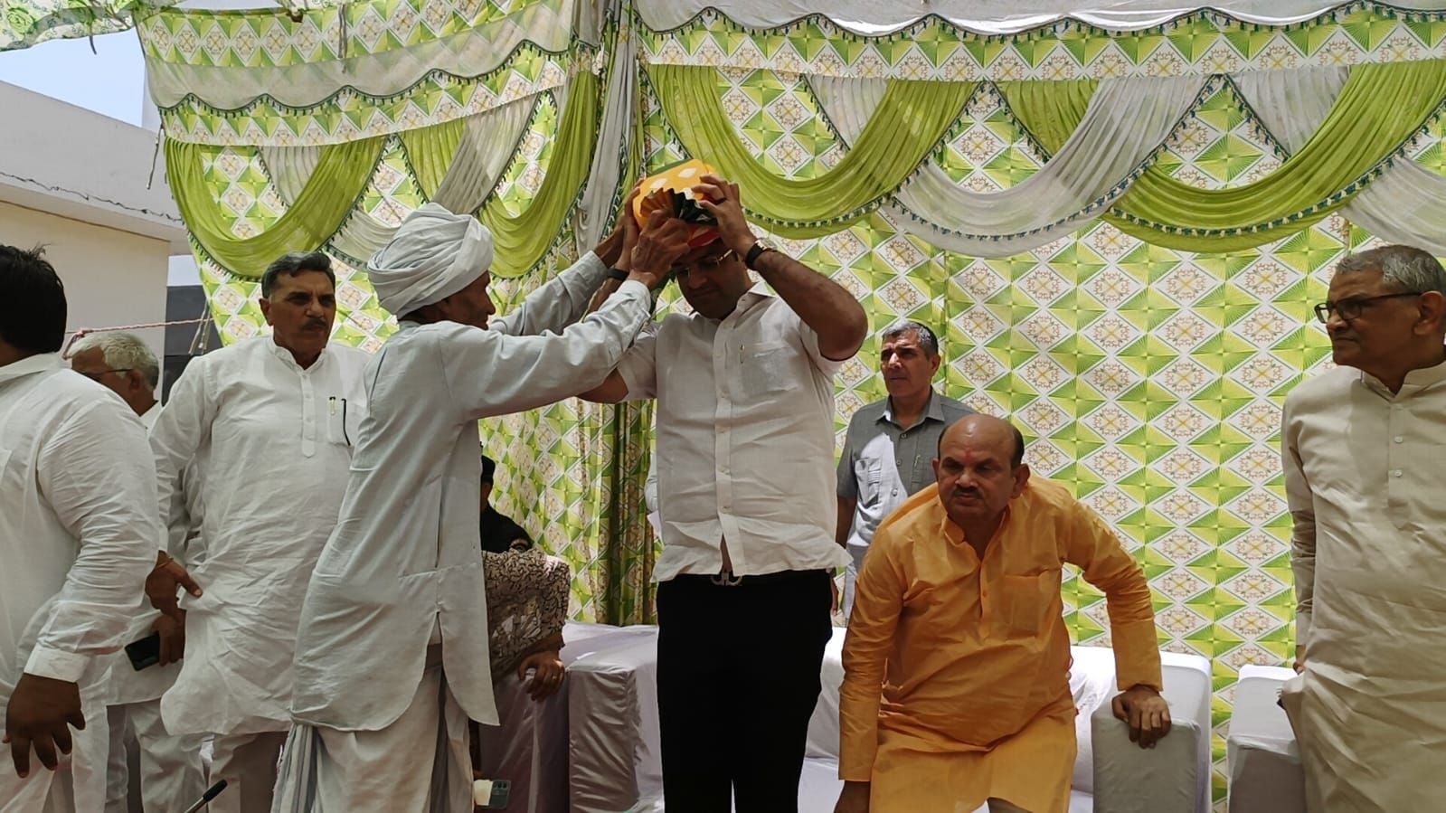 फोटो 34- गांव ठरू उल्देपुर में उप मुख्यमंत्री दुष्यंत चौटाला का पगड़ी पहनाकर स्वागत करते ग्रामी फोटो 34- गांव ठरू उल्देपुर में उप मुख्यमंत्री दुष्यंत चौटाला का पगड़ी पहनाकर स्वागत करते ग्रामी