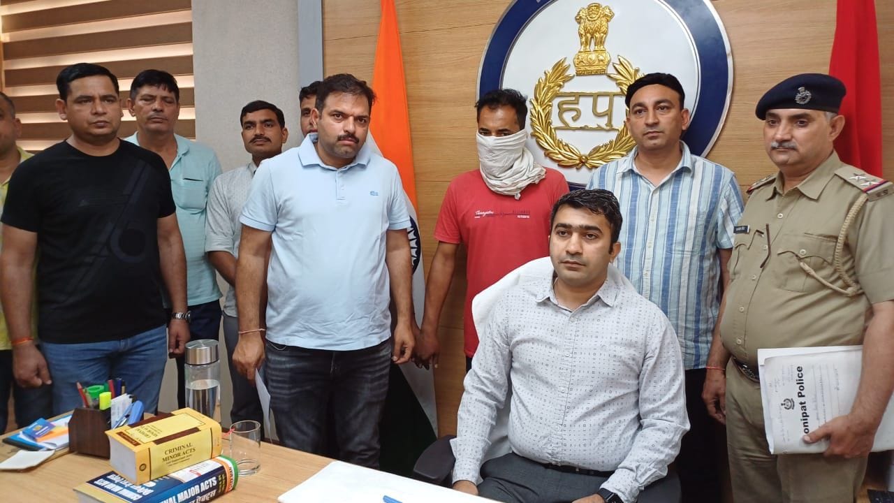 फोटो :47: भतीजे की हत्या के मामले में गिरफ्तार आरोपी सीआईए टीम के साथ और मामले की जानकारी देते 