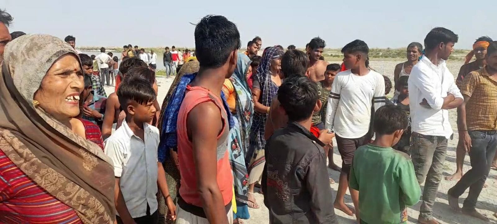 कछला गंगा में डूबे युवाओं को तलाशते गोताखोर। संवाद