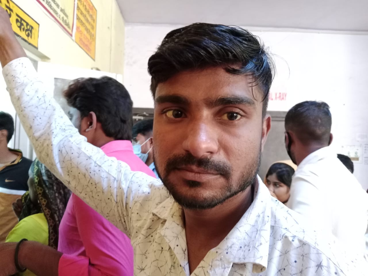 पुरानी मशीन से मरीज का होता एक्सरे। संवाद