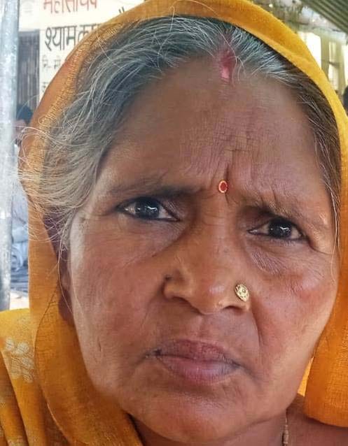 पूरनपुर में एसडीएम कार्यालय के बाहर प्रदर्शन करती महिलाएं। संवाद