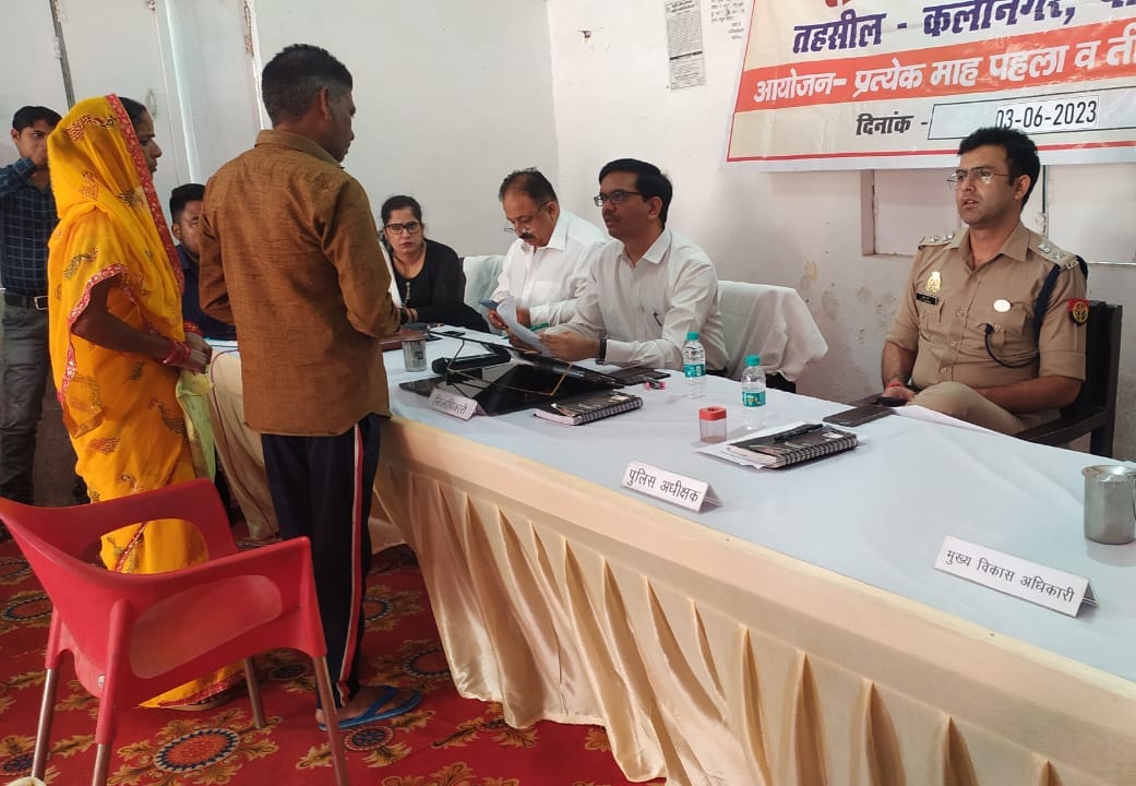 पूरनपुर में एसडीएम कार्यालय के बाहर प्रदर्शन करती महिलाएं। संवाद