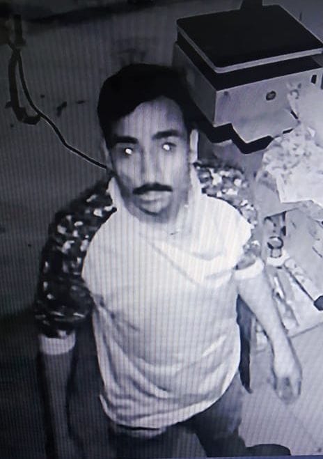 शहर के मधुकरपुर में चोरी को अंजाम देता शातिर चोर सीसीटीवी कैमरे में कैद हुआ चेहरा। शहर के मधुकरपुर में चोरी को अंजाम देता शातिर चोर सीसीटीवी कैमरे में कैद हुआ चेहरा।