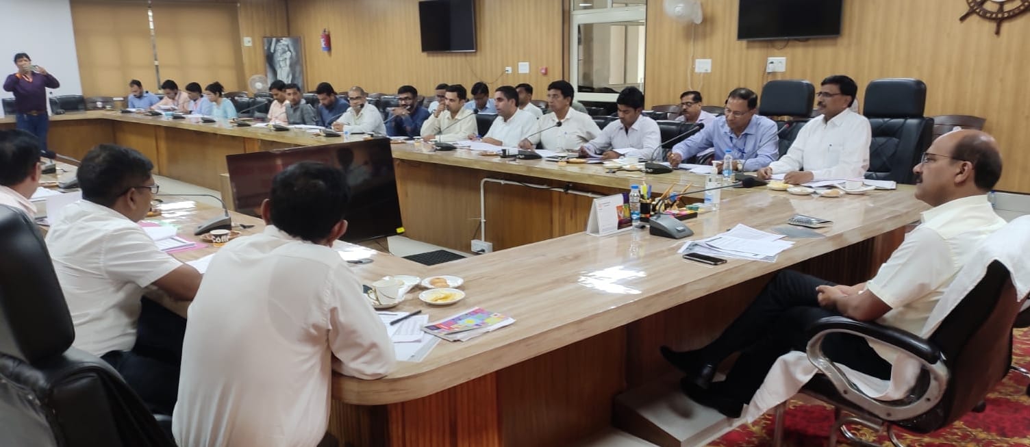 बिजनौर कलक्ट्रेट के महात्मा विदुर सभागार में बैंकर्स की बैठक लेते डीएम उमेश मिश्रा। बिजनौर कलक्ट्रेट के महात्मा विदुर सभागार में बैंकर्स की बैठक लेते डीएम उमेश मिश्रा।