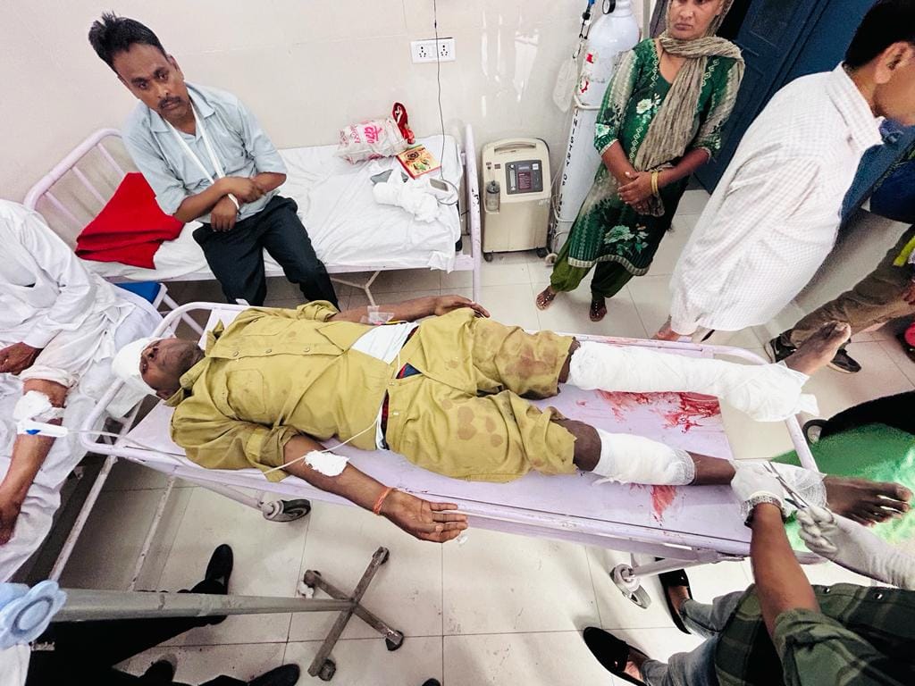 बस दुर्घटना में घायल यात्री बस दुर्घटना में घायल यात्री