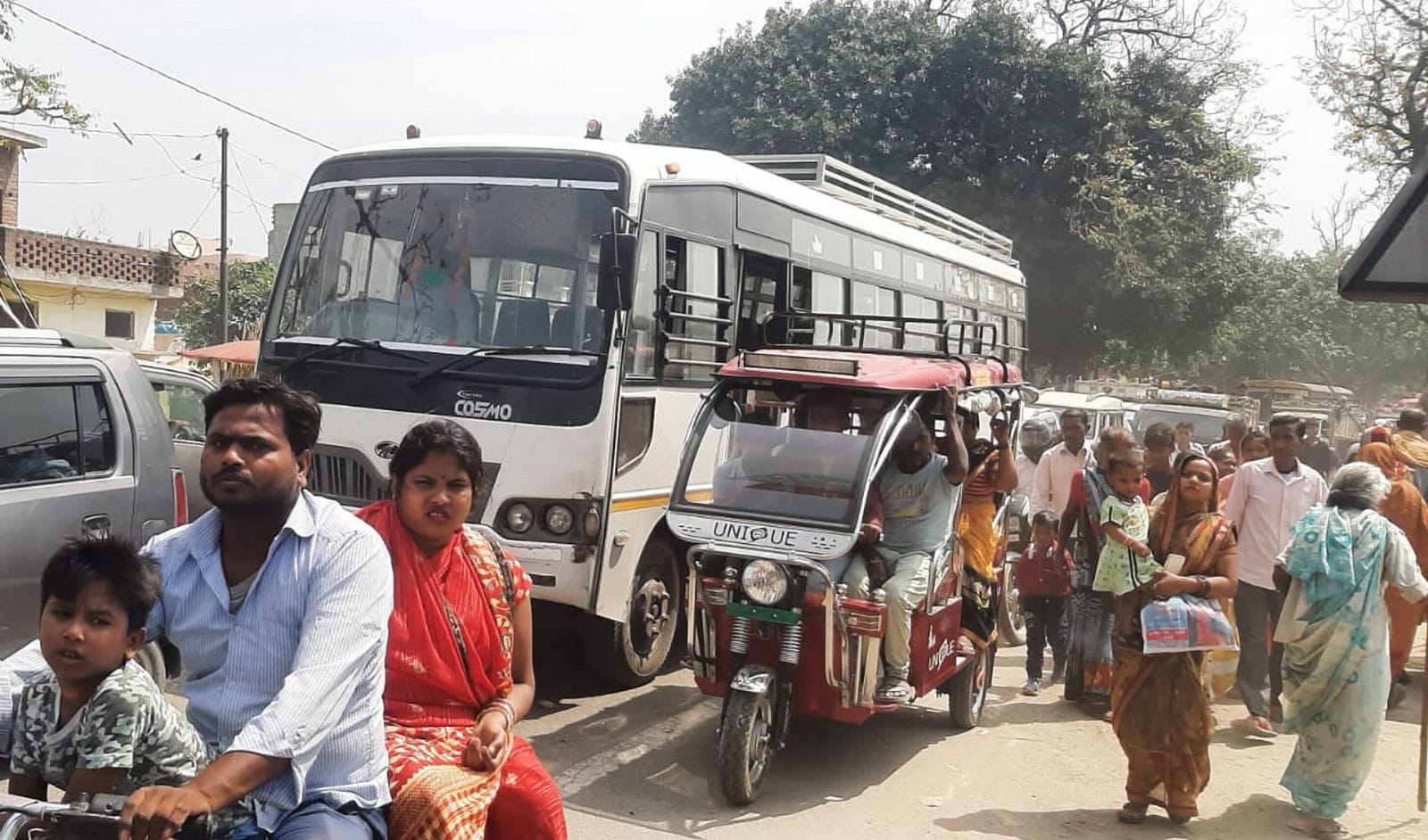 कछला गंगा घाट पर ज्येष्ठ पूर्णिमा पर स्नान करते लोग। संवाद
