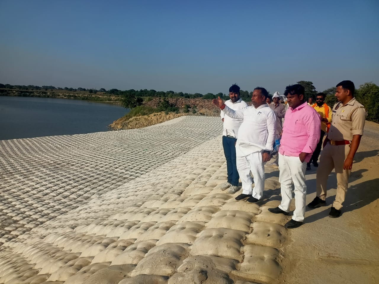 पिड़रा करनपुर बांध का विधायक जयप्रकाश निषाद ने किया निरीक्षण