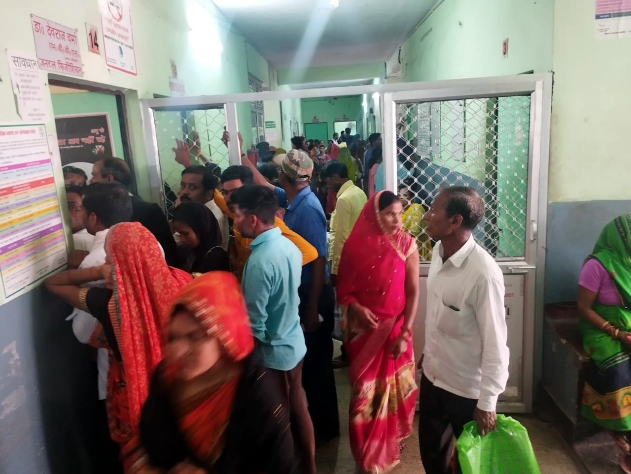 अस्पताल के प्रतीक्षालय में हो रहा है इलाज अस्पताल के प्रतीक्षालय में हो रहा है इलाज