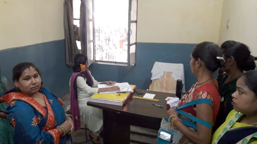 अस्पताल के प्रतीक्षालय में हो रहा है इलाज अस्पताल के प्रतीक्षालय में हो रहा है इलाज