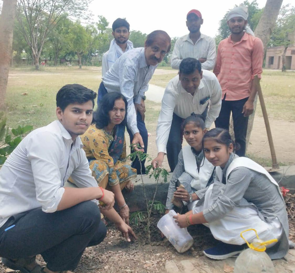 छात्राओं ने रंगोली सजाकर दिया पौधे लगाओ, पृथ्वी बचाओ का संदेश। छात्राओं ने रंगोली सजाकर दिया पौधे लगाओ, पृथ्वी बचाओ का संदेश।