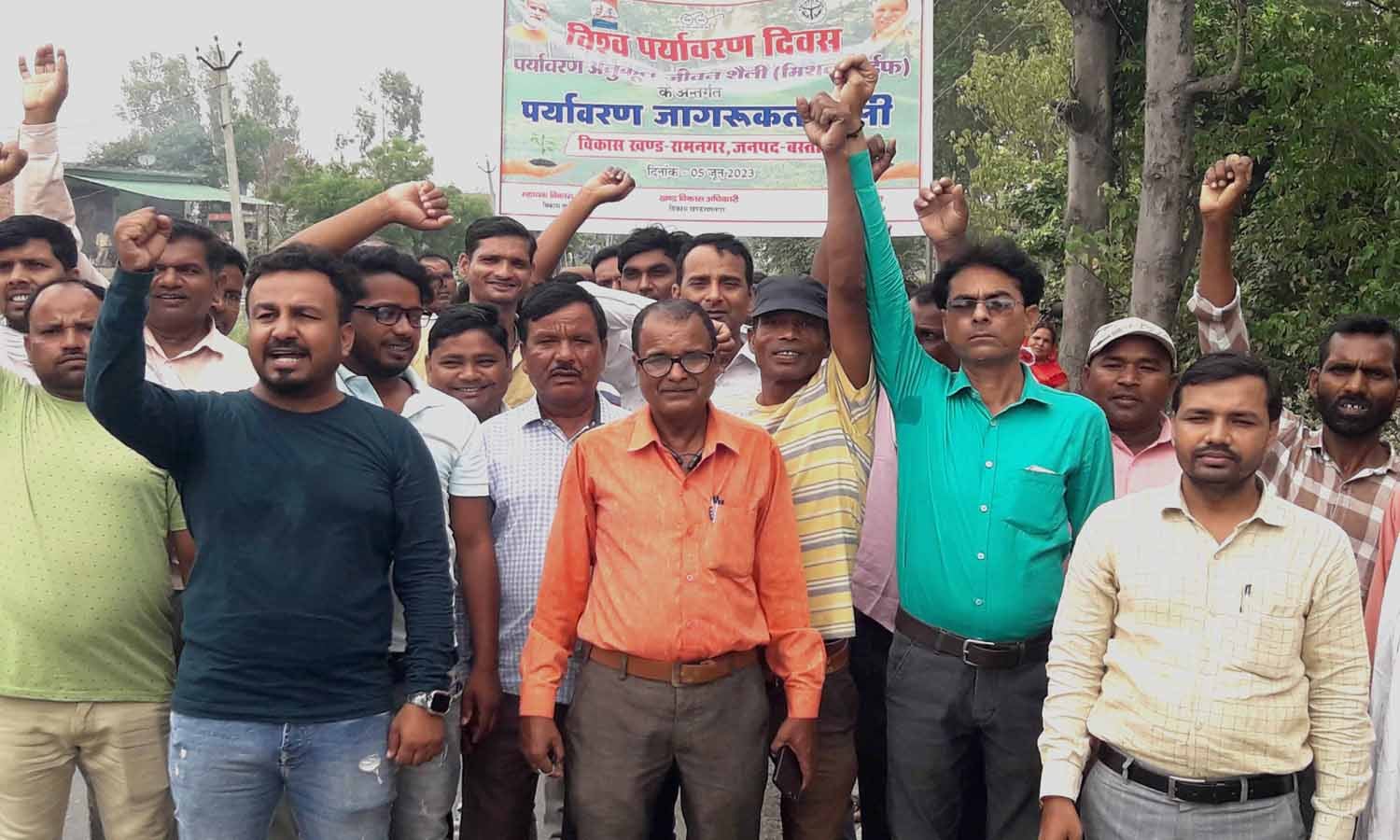 एसडीएम शैलेश दुबे को अमरूद का पौधा भेंट करते हियुवा कार्यकर्ता एसडीएम शैलेश दुबे को अमरूद का पौधा भेंट करते हियुवा कार्यकर्ता