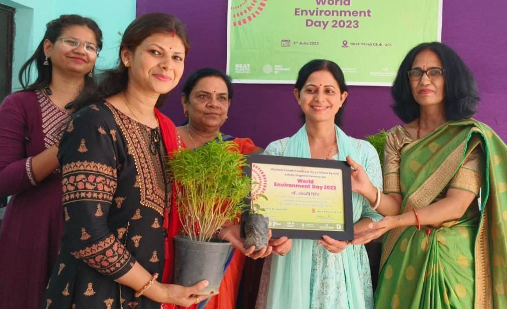 एसडीएम शैलेश दुबे को अमरूद का पौधा भेंट करते हियुवा कार्यकर्ता एसडीएम शैलेश दुबे को अमरूद का पौधा भेंट करते हियुवा कार्यकर्ता