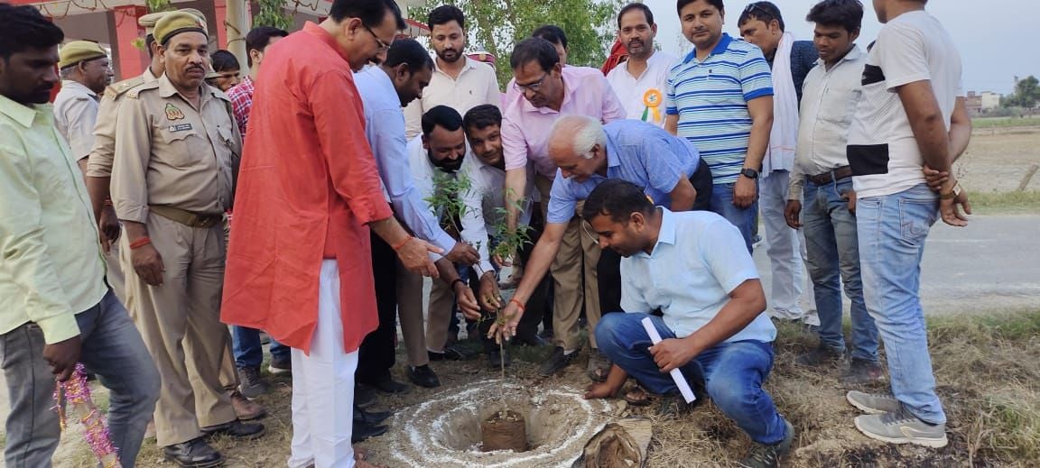एसडीएम शैलेश दुबे को अमरूद का पौधा भेंट करते हियुवा कार्यकर्ता एसडीएम शैलेश दुबे को अमरूद का पौधा भेंट करते हियुवा कार्यकर्ता