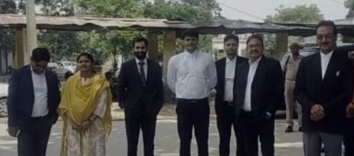 एसडीएम शैलेश दुबे को अमरूद का पौधा भेंट करते हियुवा कार्यकर्ता एसडीएम शैलेश दुबे को अमरूद का पौधा भेंट करते हियुवा कार्यकर्ता