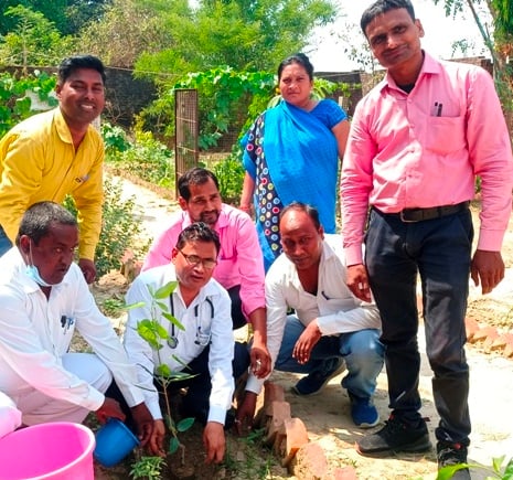 एसडीएम शैलेश दुबे को अमरूद का पौधा भेंट करते हियुवा कार्यकर्ता एसडीएम शैलेश दुबे को अमरूद का पौधा भेंट करते हियुवा कार्यकर्ता